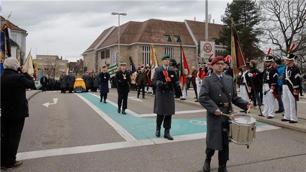 Bewegender Abschied von Wolfgang Schäuble in der Heimat Soldaten begleiten den Trauerzug auf dem Weg zum Offenburger Waldbachfriedhof.