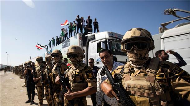 Biden erwartet Hilfslieferung für Gaza in ein bis zwei Tagen Soldaten der ägyptischen Armee stehen am Grenzübergang Rafah zwischen Ägypten und dem Gaza-Streifen.