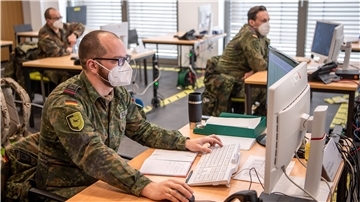Soldaten der Bundeswehr arbeiten im Lagezentrum. Die 1. Panzerdivision in Oldenburg organisiert als regionaler Führungsstab die Hilfe in der Corona-Pandemie in fünf Bundesländern.