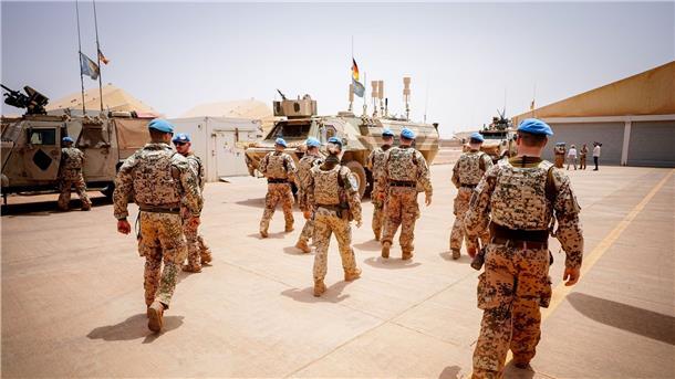 Ohne Strategie in Mali: Für Deutschland wird es einsam Soldaten der Bundeswehr im Camp Castor in Gao.