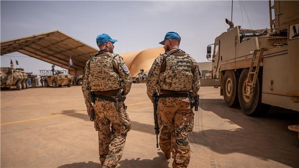 Kabinett beschließt Ende des Bundeswehreinsatzes in Mali Soldaten der Bundeswehr im Feldlager Camp Castor in Gao.