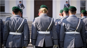 Soldaten der Ehrenformation der Bundeswehr vorm Schloss Bellevue. Künftig findet in Deutschland jeweils am 15. Juni der Nationale Veteranentag statt.
