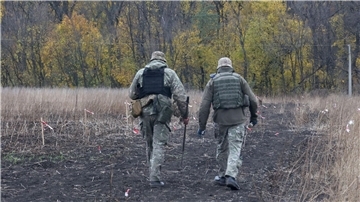 Ukraine setzt Drohnen gegen Flucht von Wehrpflichtigen ein Soldaten der Kampfmittelabwehr der Ukraine führen Entminungsarbeiten in der Region Charkiw im Nordosten der Ukraine durch.