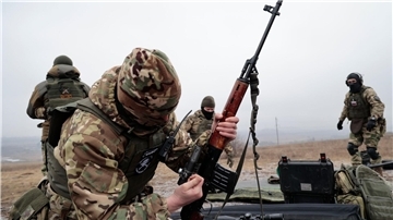 Soldaten der russischen Armee üben auf einem Truppenübungsplatz im Gebiet Donezk.