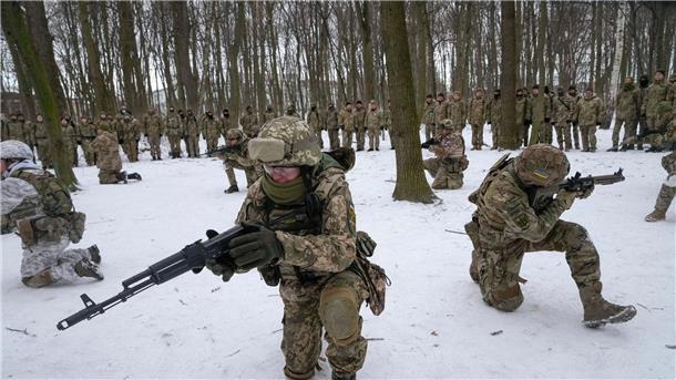 Ukraine senkt Alter für Einberufung von Reservisten Soldaten der ukrainischen Territorialen Verteidigungskräfte und freiwillige Militäreinheiten der Streitkräfte nehmen an einer Militärübung in einem Stadtpark in Kiew teil.