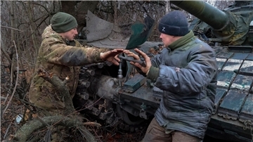 Soldaten der Volksmiliz der von Russland kontrollierten Region Donezk reparieren einen T-72-Panzer.