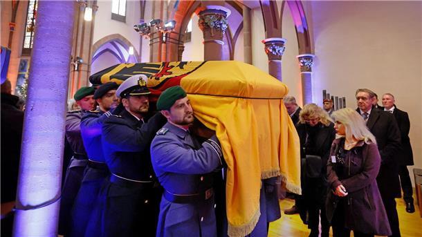 Bewegender Abschied von Wolfgang Schäuble in der Heimat Soldaten des Wachbataillons tragen nach dem Gottesdienst Wolfgang Schäubles Sarg aus der Kirche.