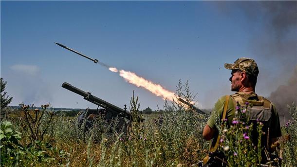 „New York Times“: Wichtiger ukrainischer Vorstoß begonnen Soldaten einer separaten Brigade der Territorialen Verteidigung aus Dnipro feuern Partizan-Raketenwerfer auf russische Stellungen.