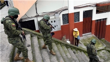 Soldaten patrouillieren in einem Wohngebiet im Süden von Quito.
