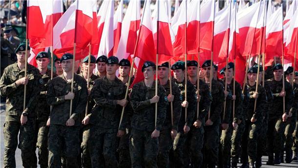 Soldaten tragen polnische Nationalfahnen während einer Militärparade am Tag der polnischen Streitkräfte.