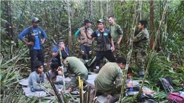 Soldaten und indigene Männer kümmern sich um die vier Geschwister.