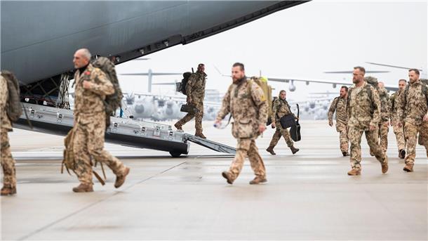 Letzte Soldaten nach Mali-Einsatz zurück in Deutschland Soldaten verlassen nach der Landung ein Transportflugzeug auf dem Fliegerhorst Wunstorf.