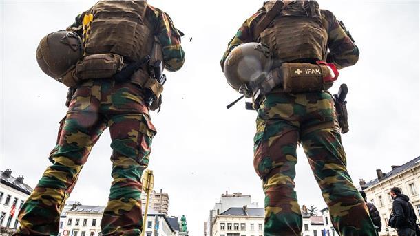 Nach Terror-Verdacht acht Festnahmen in Belgien Soldaten während eines Anti-Terror-Einsatzes in Brüssel (Archivbild).