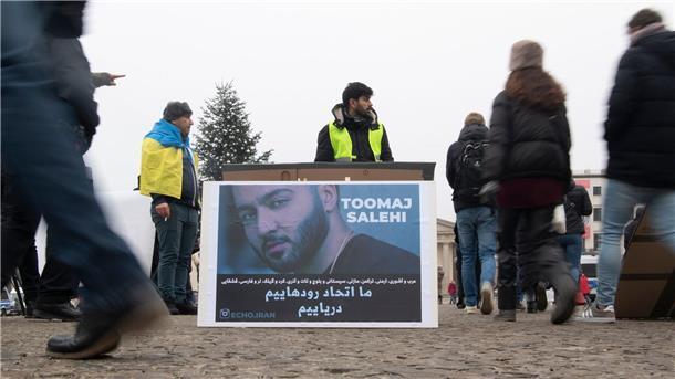 Iran: Anwalt erwartet Revision des Todesurteils gegen Rapper Solidaritätsaktion für den iranischen Rapper Tumadsch Salehi in Berlin (Archivbild).