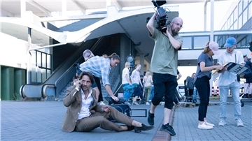 Soll Berlin sein, ist aber der Columbusbahnhof: Eine Szene aus „Mord oder Watt“. Die Spielfilm-Reihe spielt in Bremerhaven.