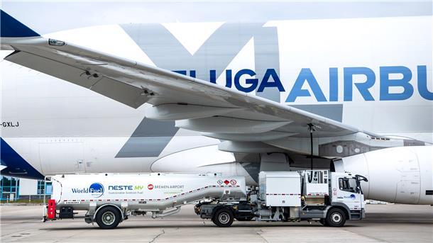 Ein Flugzeug wird betankt. 