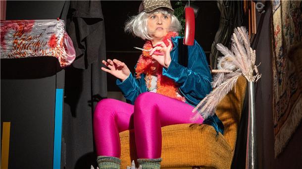 Das kreative Chaos setzt sich im Piccolo Teatro durch Soll sie oder soll sie nicht