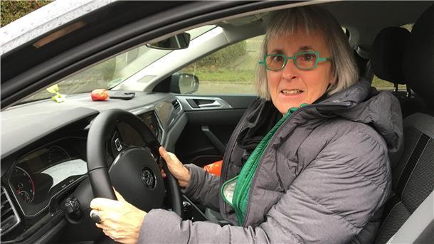 Soll sie oder soll sie nicht: NZ-Redakteurin Anne Stürzer probiert es aus, wie es ist, im Auto auf der Fahrerseite zu sitzen.