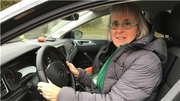 Soll sie oder soll sie nicht: NZ-Redakteurin Anne Stürzer probiert es aus, wie es ist, im Auto auf der Fahrerseite zu sitzen.