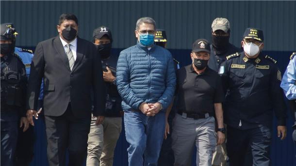 Ex-Präsident von Honduras zu 45 Jahren Haft verurteilt Soll unter anderem auch dem in US-Haft sitzenden mexikanischen Ex-Kartellchef Joaquín „El Chapo“ Guzmán geholfen haben, Kokain über Honduras in Richtung USA zu schleusen: Juan Orlando Hernandez (M.).