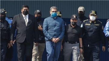 Soll unter anderem auch dem in US-Haft sitzenden mexikanischen Ex-Kartellchef Joaquín „El Chapo“ Guzmán geholfen haben, Kokain über Honduras in Richtung USA zu schleusen: Juan Orlando Hernandez (M.).