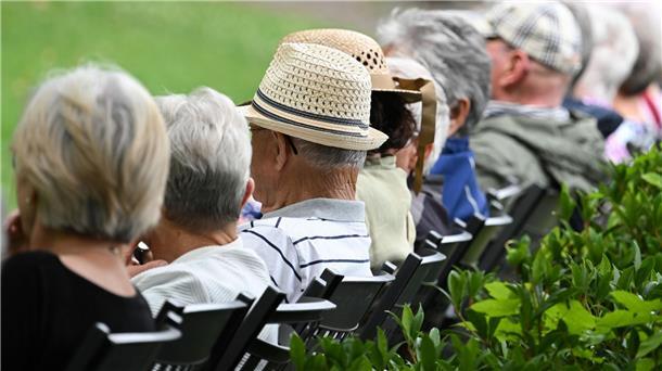 Schwarz-Rot im Rentenstreit – Sinken die Renten? Sollen die Bezüge der Rentnerinnen und Rentner auch in einigen Jahren stabil bleiben? (Illustration)