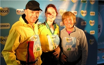Sommer 2006: Am Rande des Walking-Ereignisses blieb Zeit für ein Foto der Ski-Legenden Rosi Mittermaier und Christian Neureuther mit Sylvia Brandt (Mitte), die damals in Selsingen wohnte.