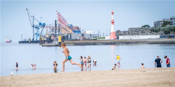 Badegäste an einem Strand