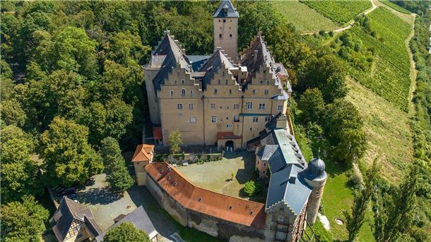 Sommerlicher Blick auf Schloss Mainberg bei Schweinfurt (Luftaufnahme mit einer Drohne). Die Gemeinde Schonungen in der Nähe von Schweinfurt sucht einen neuen Besitzer für das Schloss Mainberg, in dem Gunter Sachs geboren wurde.