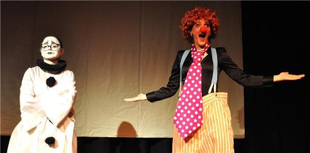 „Songs of a clown“ in der Jahnhalle mit der Mezzosopranistrin Verena Tönjes (rechts) und der Pianistin Daria Tudor. Es war ein Heimspiel für die Sängerin, die aus Nordenham stammt, und ein Genuss fürs Publikum.