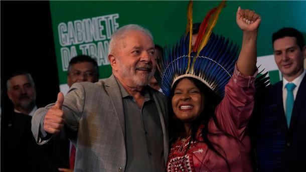 Erste indigene Ministerin Brasiliens vereidigt Sonia Guajajara an der Seite von Brasiliens Staatschef Luiz Inacio Lula da Silva.