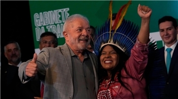 Sonia Guajajara an der Seite von Brasiliens Staatschef Luiz Inacio Lula da Silva.