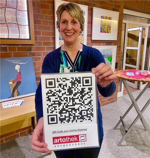 Neustart ist der Bremervörder Artothek gelungen - Kunstfreunde begeistert Sonja Burfeindt, die seitens der Stadtverwaltung die Artothek verantwortet, zeigt einen QR-Code, der es in sich hat: Wer sein Handy darauf hält, kann ab sofort im neuen Online-Katalog in aller Ruhe stöbern können, um ein Bild auszusuchen. Kunstfreunde können so die ausgewählten Werke nicht nur über Antippen der Verschlagwortung filtern. Der besondere Clou: Dank eines Pilotprojektes ist sogar virtuelles „Probehängen“ im so genannten AR-Verfahren an den heimischen vier Wänden möglich. Online sind auch viele Informationen über die Künstler und deren Werke einsehbar. Die Leihgebühren (Jahresbeitrag) sind sehr günstig: 15 Euro für Privatpersonen; 30 Euro für gewerbliche Zwecke und nur zehn 10 Euro für Schüler, Studenten und Arbeitslose. Weitere Infos gibt es unter Telefon 04761/987105 bei Sonja Burfeindt. Der Online-Katalog ist auch über die Webseite zugänglich: https://artothek.bremervoerde.de