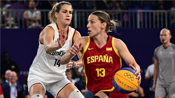 Olympiasieg und Umarmung mit Nowitzki: Gold für 3x3-Damen Sonja Greinacher (l) im Finale gegen die Spanierin Sandra Ygueravide