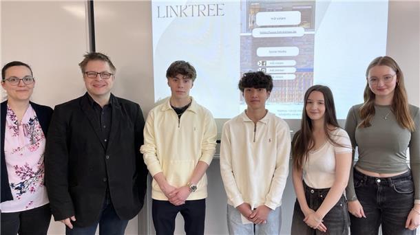 Sonja Lütjen (von links), Marcus Lütjen (Geschäftsführer der Industrievertretung Lütjen), Leon Grotheer, Gia Bao Voong, Angelina Flach und Antonia Uhle freuen sich über die guten Ergebnisse.