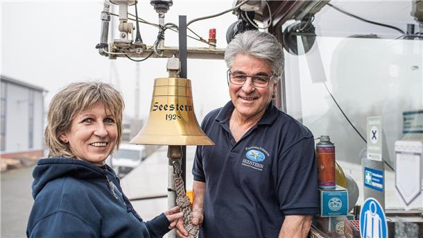 Binnenschiff-Kapitän: Ein kalter Schauer und die Liebe seines Lebens Binnenschiffer-Paar Schramm mit Glocke