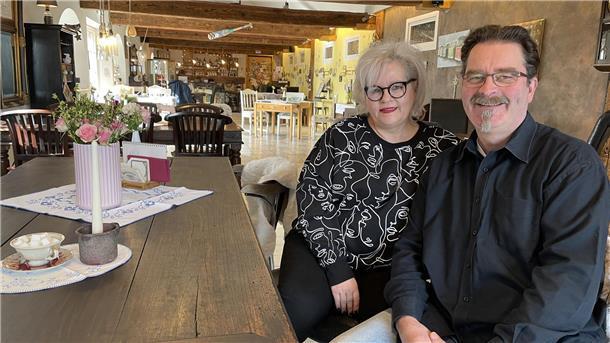 Sonja und Gernot Bieber im Herzstück ihres Landhuus‘: Das Café ist, obwohl weit ab vom Schuss gelegen, bei Touristen und Einheimischen beliebt.