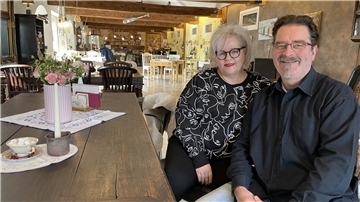 Sonja und Gernot Bieber im Herzstück ihres Landhuus‘: Das Café ist, obwohl weit ab vom Schuss gelegen, bei Touristen und Einheimischen beliebt.