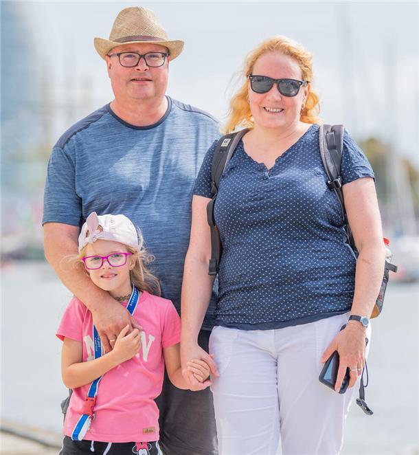 Sonja und René mit Tochter Marlene aus Heidenheim schlenderten entlang der Segelschiffe.