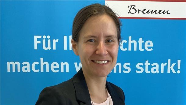 Inkasso-Trick: So ziehen Betrüger den Bürgern das Geld aus der Tasche Frau vor einer blauen Wand.