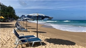 Sonne am Karon Beach auf Phuket im August 2021. Auf der thailändischen Urlaubsinsel sind innerhalb von fünf Tagen vier Touristen im Meer ertrunken.