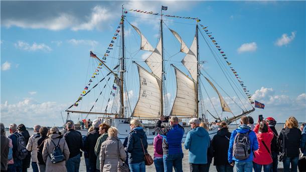 Sonne, Segel, Schaulustige: Die Schiffs-Parade auf der Weser schenkte den Menschen am Fluss und in Bremerhaven herrliche Momente.