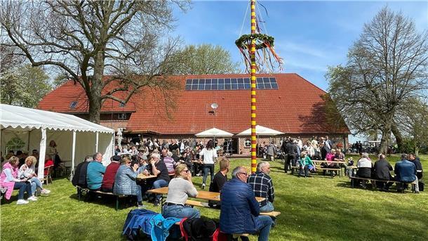 Sonnenschein und Maibaum, dazu Musik von The Muschels: So ließ es sich am 1. Mai aushalten beim Frühschoppen am Landhuus Bieber.