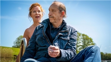 Sonnenschein Valeska (Marion Kracht) gibt keine Ruhe (mit Peter Heinrich Brix) in einer Szene aus „Zwei Erben sind einer zuviel“.