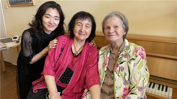 Sontraud Speidel (Mitte) ist mit ihrer Kollegin Franziska Lee zu einem exklusiven Konzert ins Haus Christa gekommen. Sie gibt es zu Ehren ihrer langjährigen Freundin Barbara Schumann.