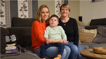 Auf dem Bild ist Sophia Schumacher mit ihrem Sohn Tony zu sehen. Neben ihr sitzt Jennifer Stöcker, die einmal die Woche zur Unterstützung kommt. 