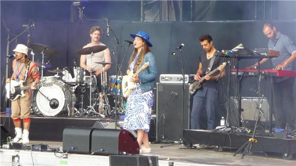 Das „Watt en Schlick“-Festival begeistert mit Musik abseits des Mainstreams Sophie Hunger hatte sich mit ihrem Schweizer Landsmann Bonaparte (links) zusammengetan und bot ein energiegeladenes Set.