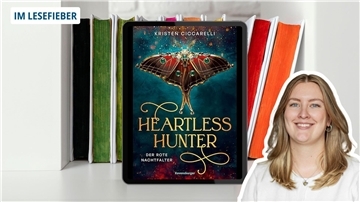 Bücher auf einem Bücherregal und das Cover des Buchs „Heartless Hunter-Der rote Nachtfalter“ von Kristen Ciccarelli. 
