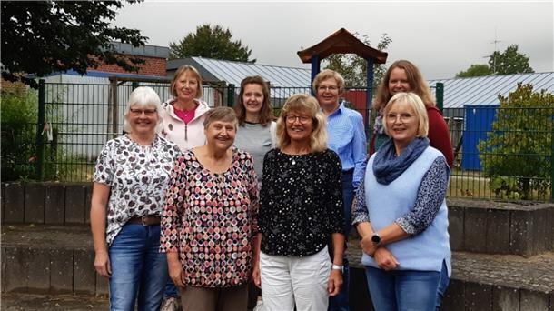 Gruppenfoto der neuen Familienbesucherinnen und ihrer Referentinnen.