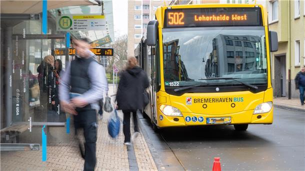 Umstritten: Machen Kameras die Haltestellen in Bremerhaven und Bremen sicherer? Bus an Bushaltestelle.